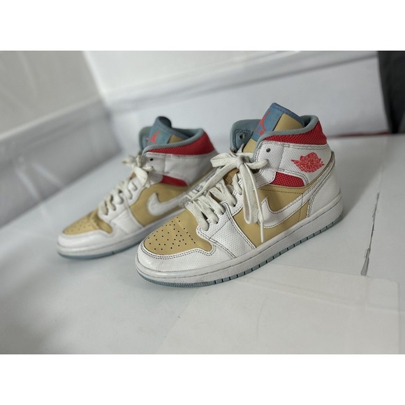 Nike Air Jordan 1 Mid SE Women's Size 7 Sesame White Flash Crimson‎ CZ0774 200 - Picture 1 of 6